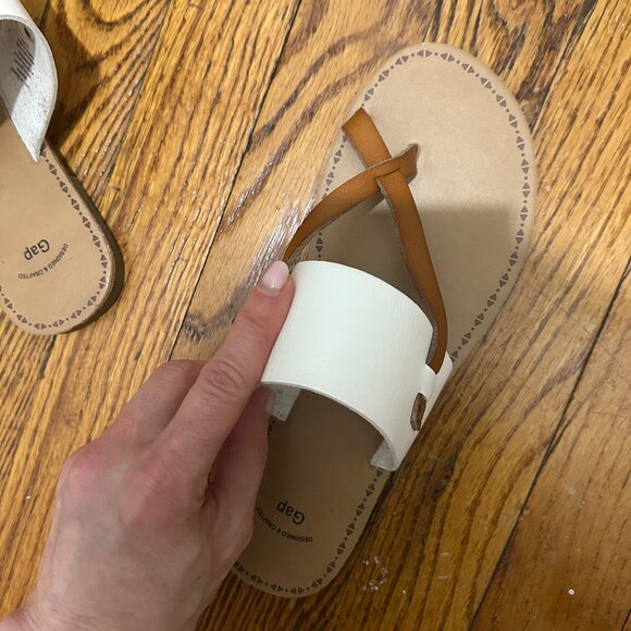 Gap Leather Toe-Ring Sandal - Size 7 - Picture 2 of 5